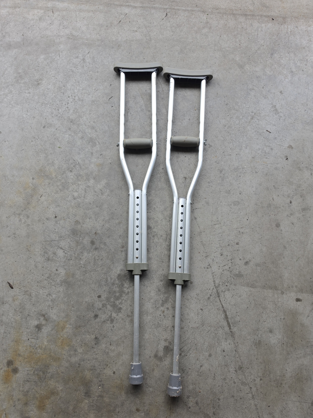 Alberto Guardian Silver and Gray Adjustable Underarm Crutches